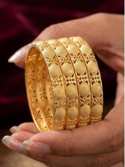 gold-bangles-UBJKGB4TF